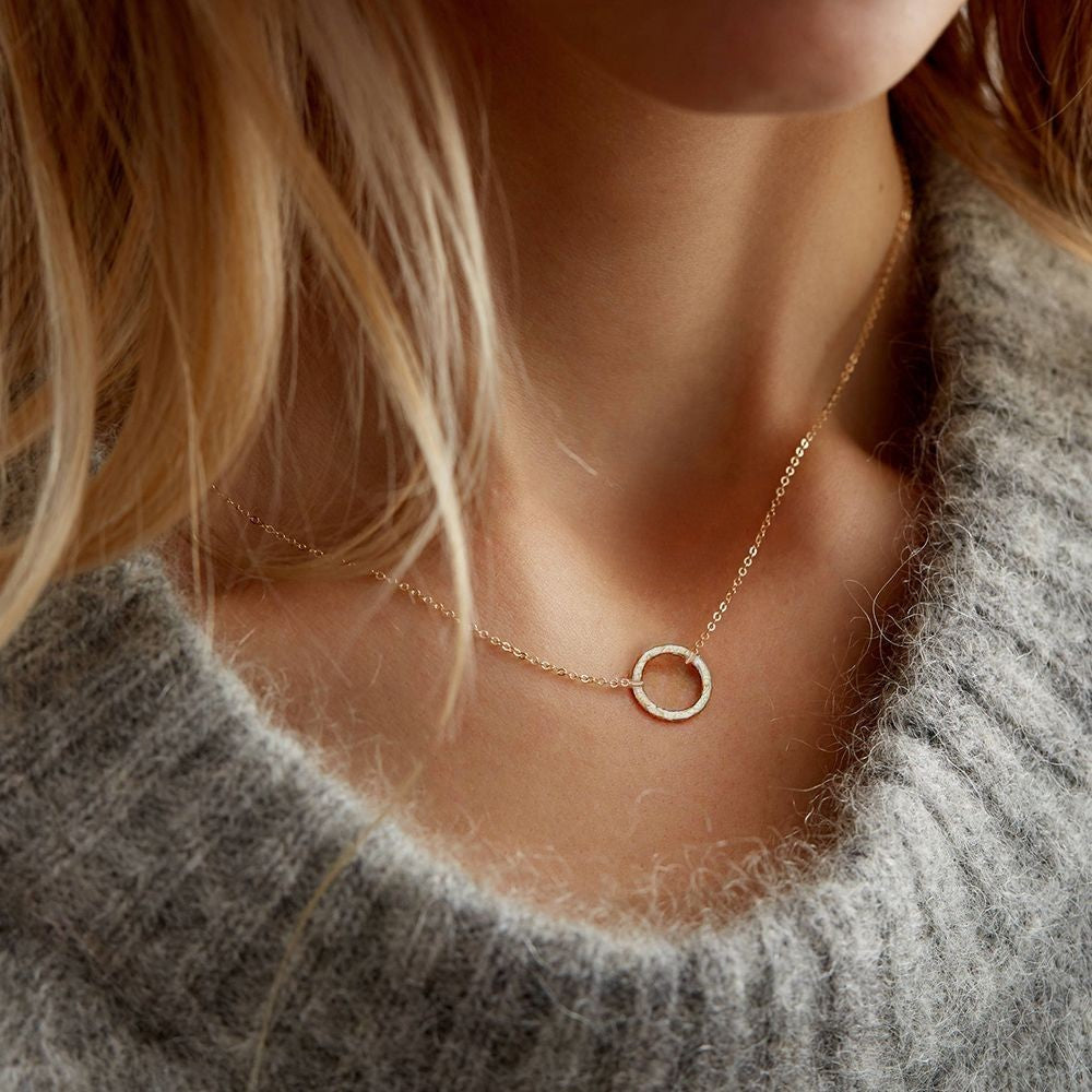 Filigrane Kette mit gemustertem Kreis - Self Love Club