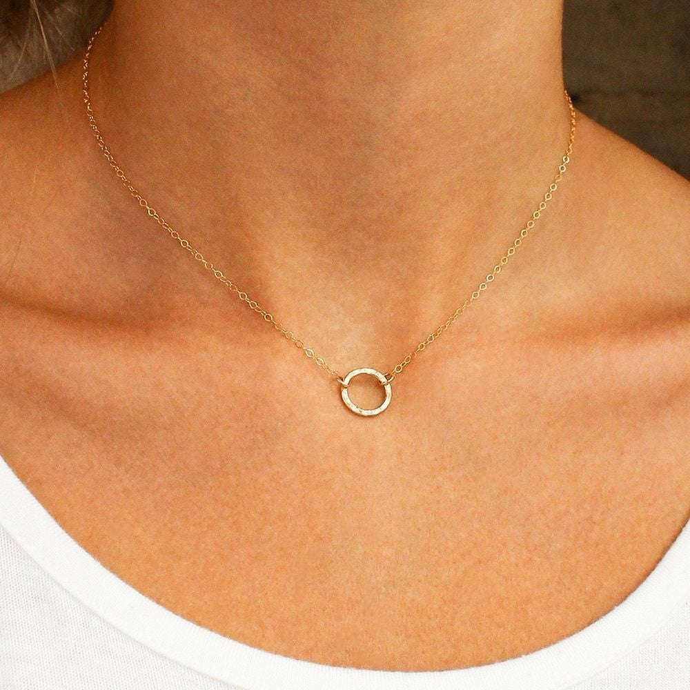 Filigrane Kette mit gemustertem Kreis - Self Love Club