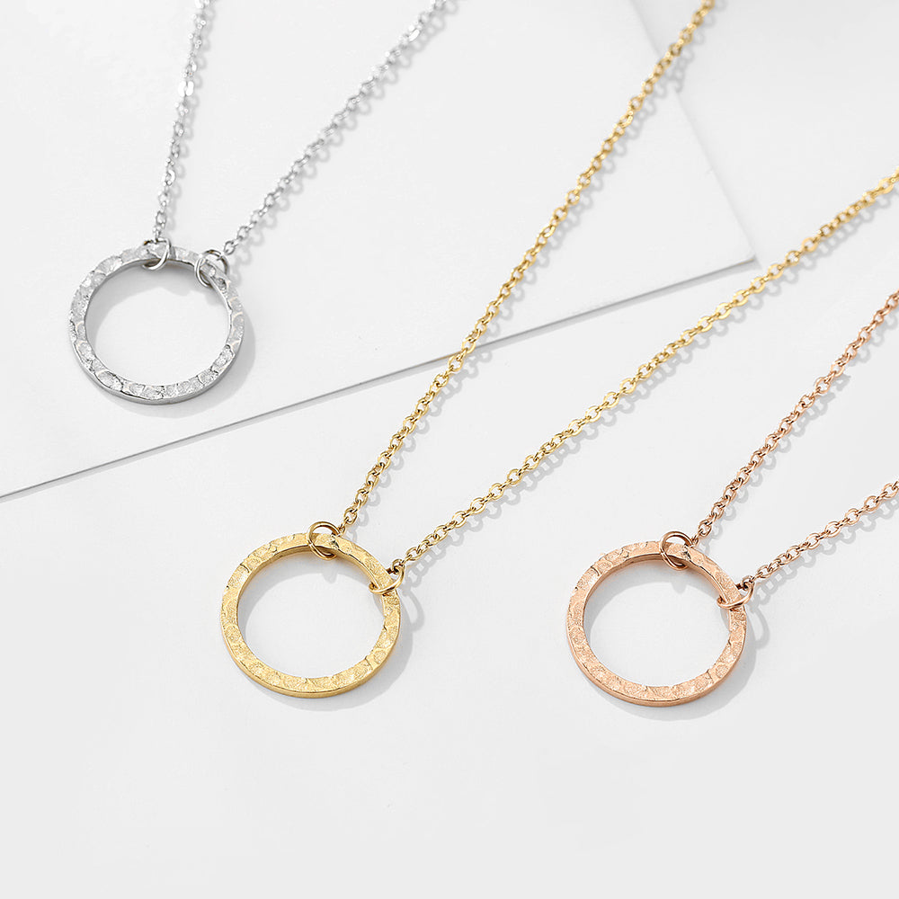 Filigrane Kette mit gemustertem Kreis - Self Love Club