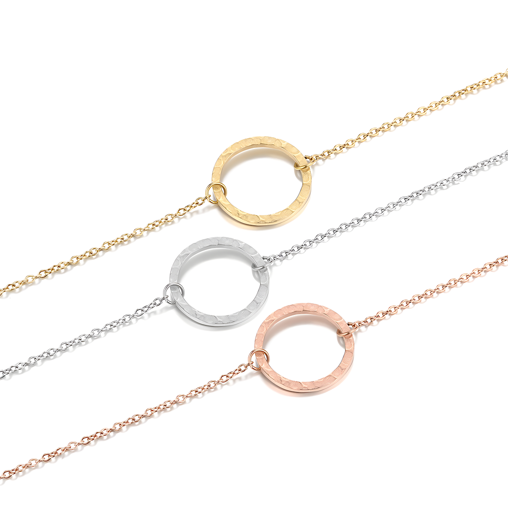 Filigrane Kette mit gemustertem Kreis - Self Love Club